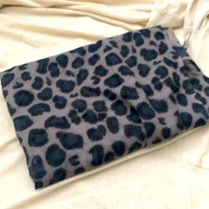 Wilfred Aritzia Grey and Black Scarf